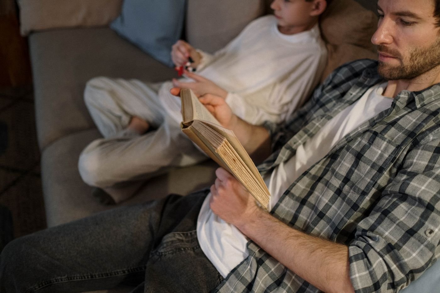 Jongere ontspant op de bank met een boek
