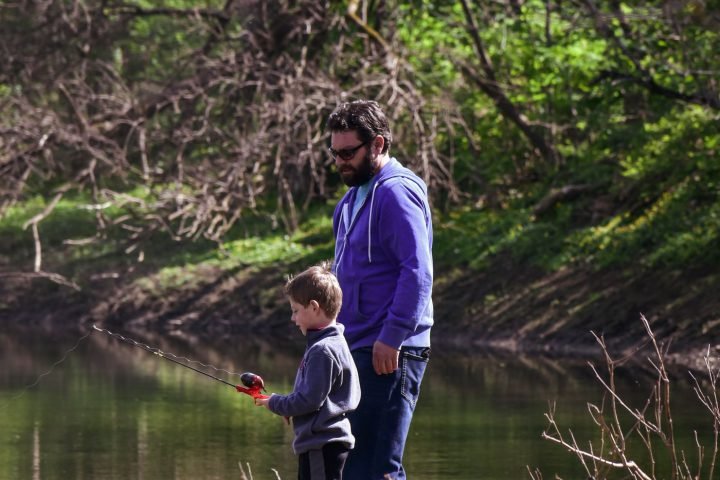Vader en zoon samen aan het water
