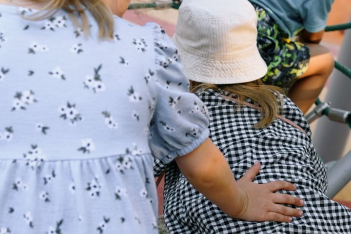 Kinderen spelen samen in een speeltuin
