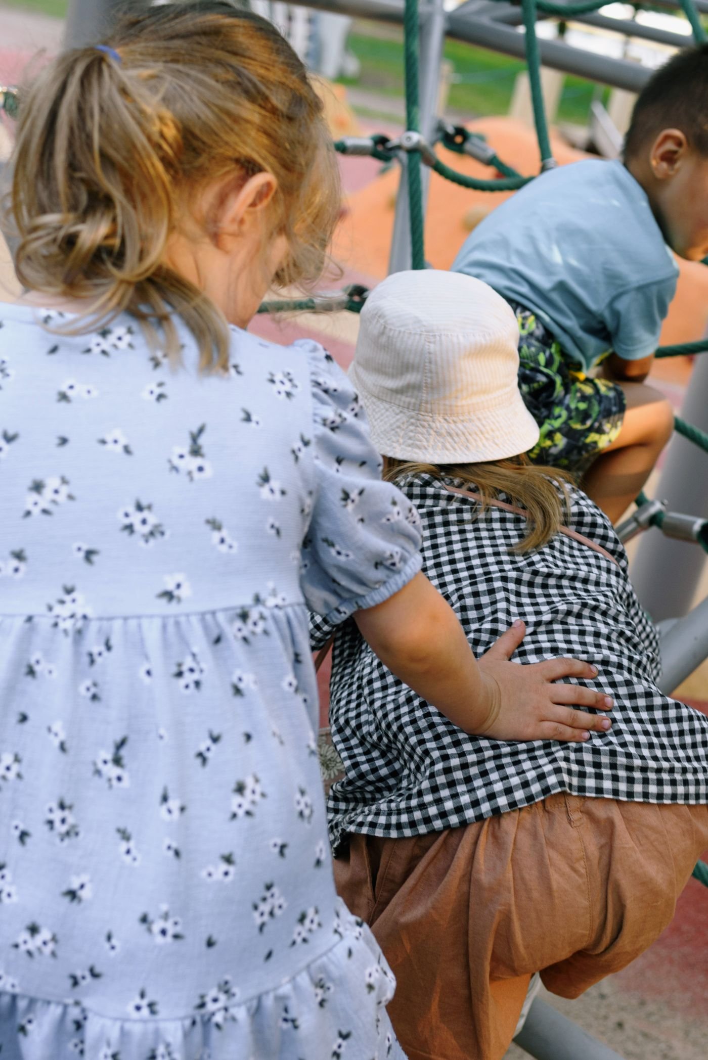 Kinderen spelen samen in een speeltuin